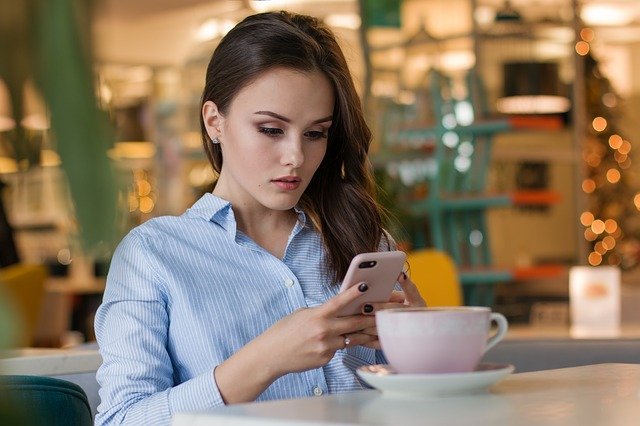 カラダカイロ 女性　スマホ