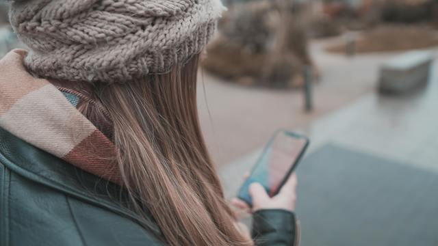 カラダカイロ,冬のスマホ,首肩こり,猫背姿勢,骨盤の歪み,札幌白石整体,
